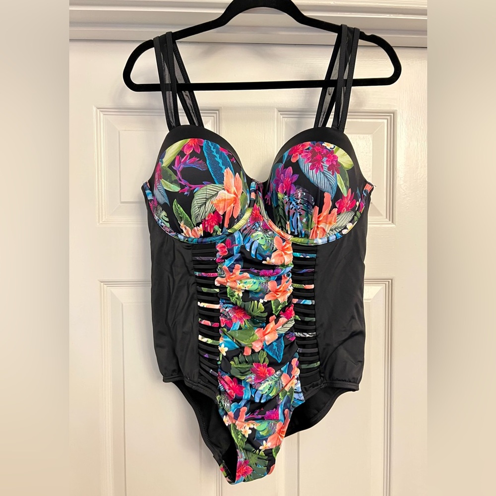 Stunning & sexy plus size swimsuit Size 22
